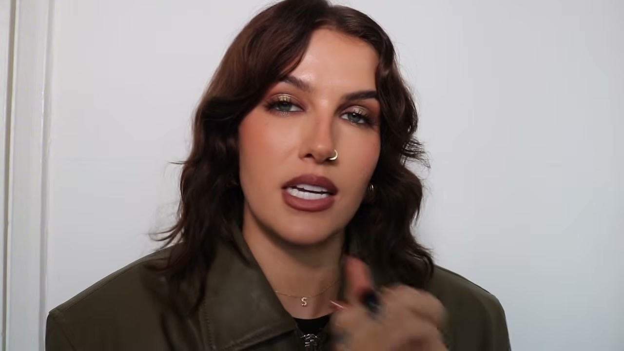 @sophiefloyd reviewing Kylie Cosmetics Plumping Lip Liner at 25:54 in a YouTube Shorts video