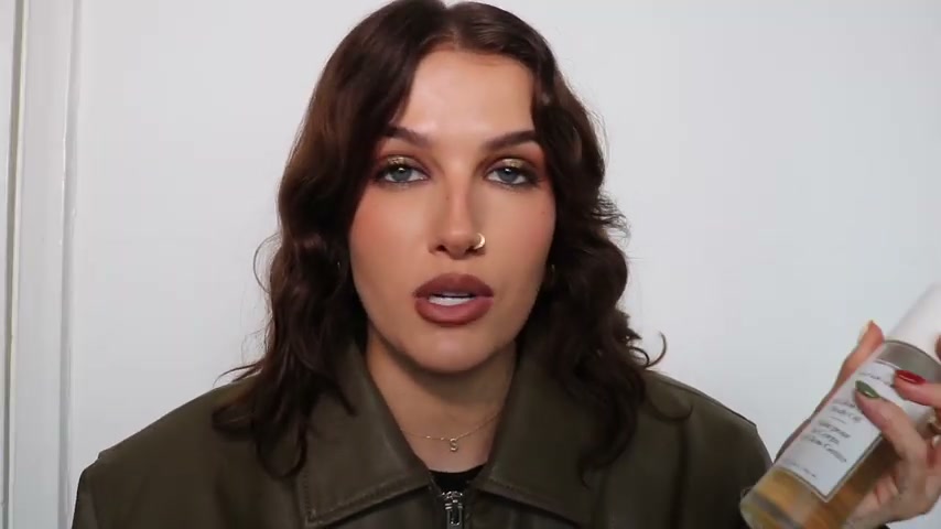 @sophiefloyd reviewing Naturium Glow Getter Body Oil at 06:23 in a YouTube Shorts video