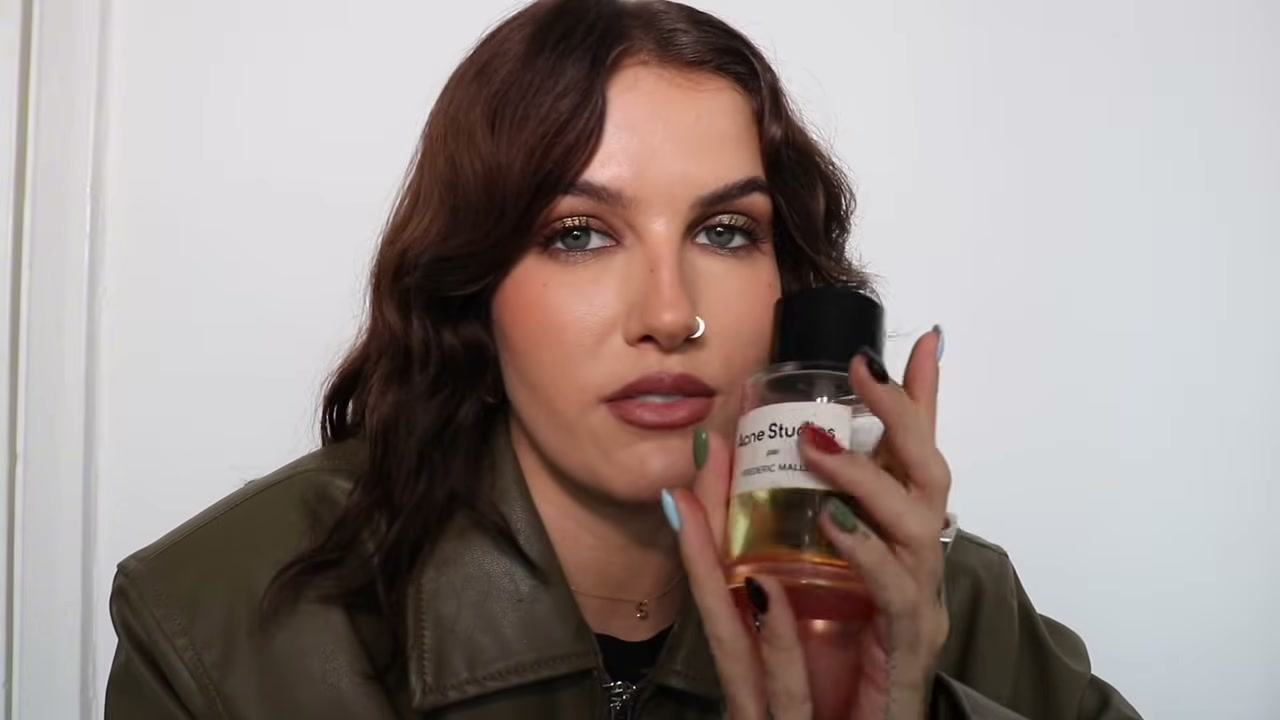 @sophiefloyd reviewing Rhode Glazing Mist at 32:18 in a YouTube Shorts video