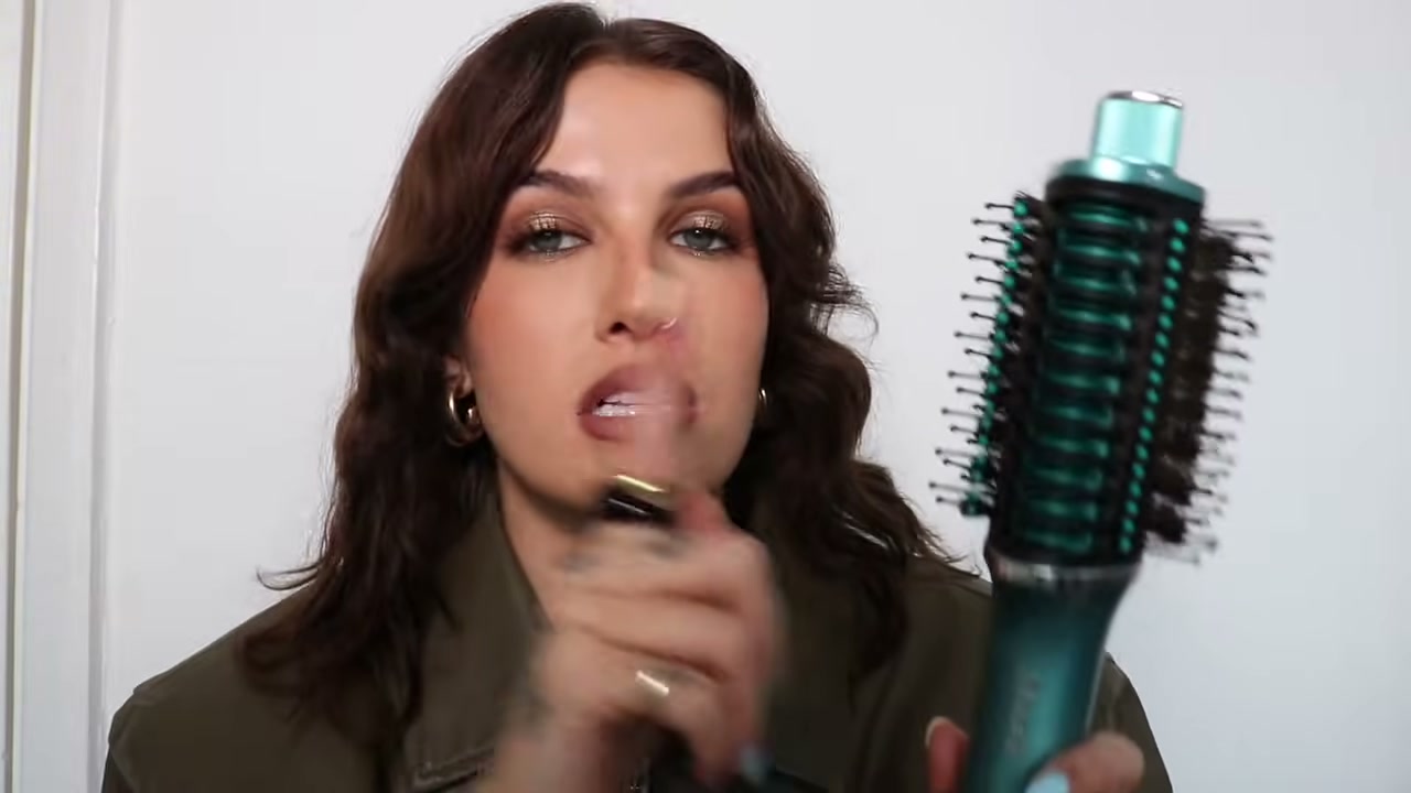 @sophiefloyd reviewing Shark Glossy Hot Brush at 12:05 in a YouTube Shorts video