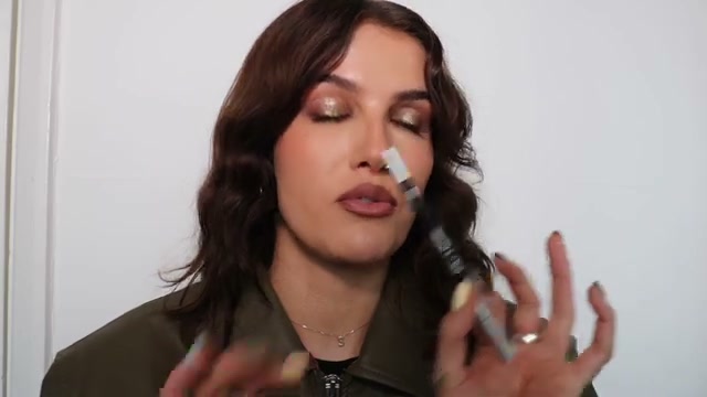 @sophiefloyd reviewing Urban Decay 24/7 Glide-on Eyeliner Pencil at 22:35 in a YouTube Shorts video