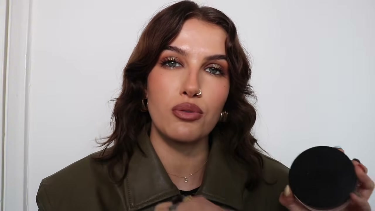 @sophiefloyd reviewing VIEVE Cream Bronzer at 16:02 in a YouTube Shorts video