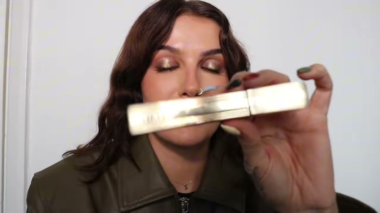 @sophiefloyd reviewing VIEVE Eye Wand Mascara at 24:44 in a YouTube Shorts video