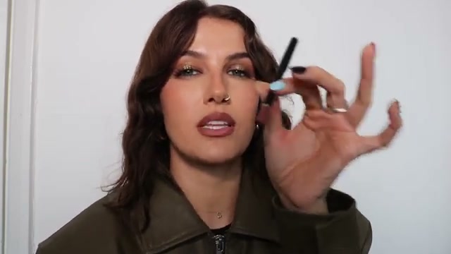 @sophiefloyd reviewing VIEVE Lip Liner at 26:21 in a YouTube Shorts video