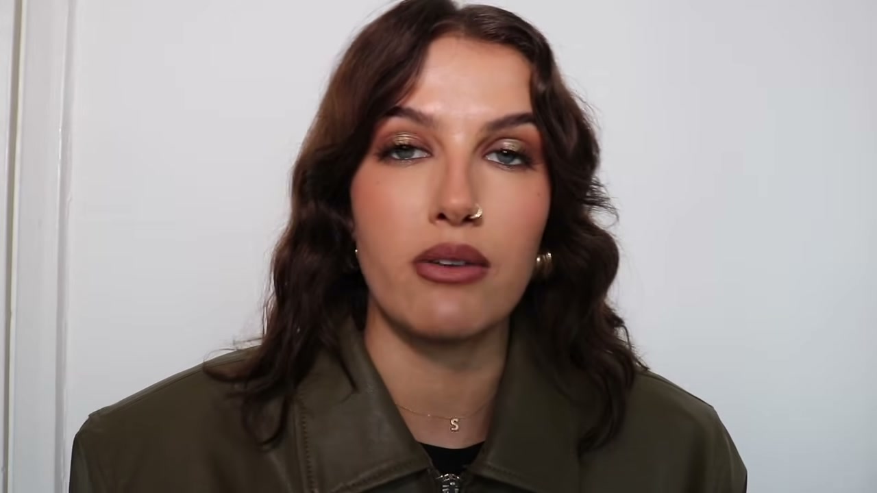 @sophiefloyd reviewing VIEVE Modern Powder at 17:34 in a YouTube Shorts video