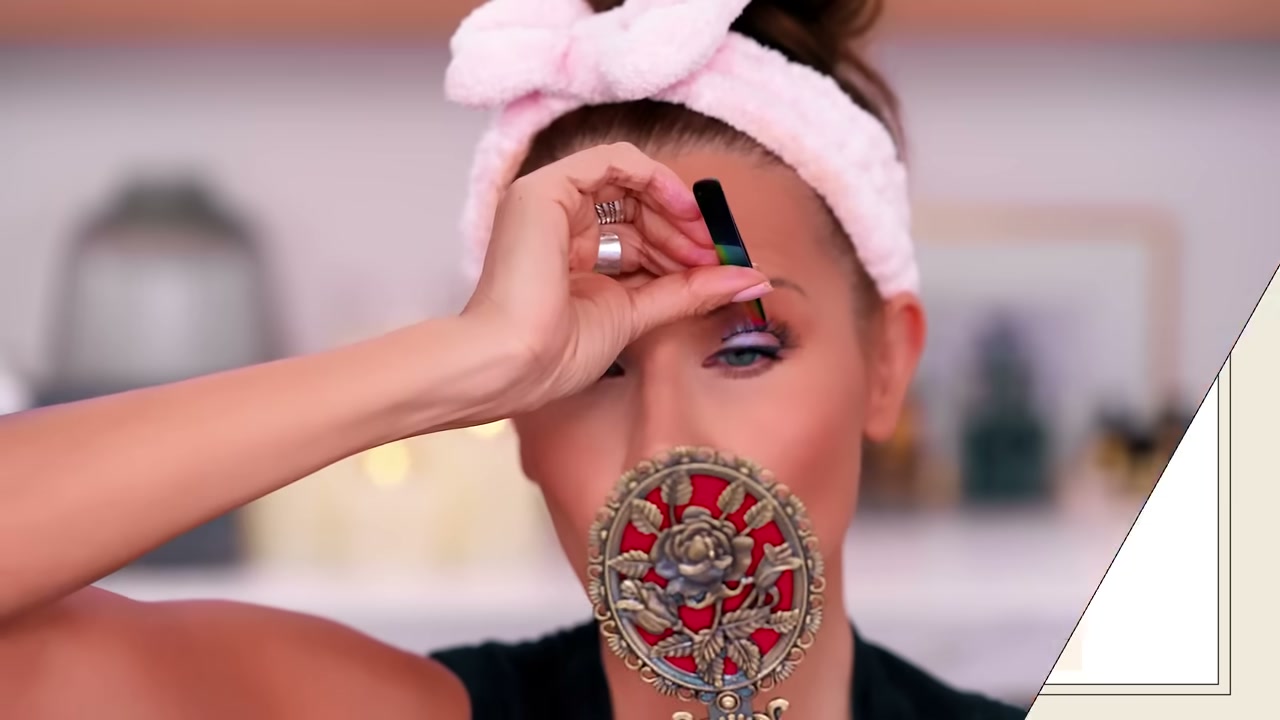 @tati reviewing Ardell Naked Lashes 421 at 20:20 in a YouTube Shorts video