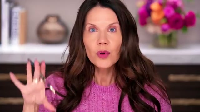 @tati reviewing CHANEL Le Crayon Lèvres at 07:46 in a YouTube Shorts video
