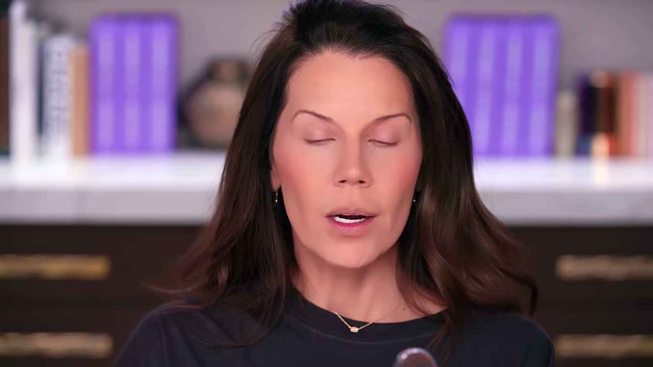 @tati reviewing Essence Soft Touch Bouncy Glow at 08:59 in a YouTube Shorts video