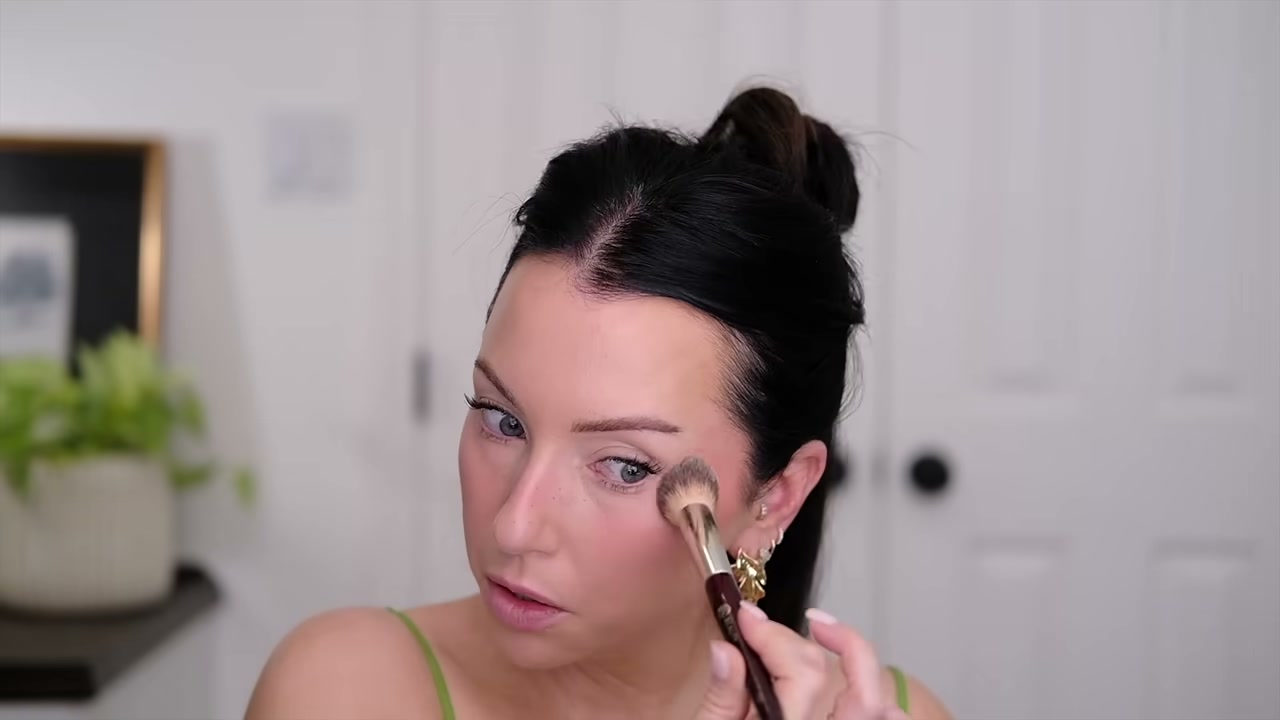 @taylorwynn reviewing Huda Beauty Easy Bake Powder at 20:38 in a YouTube Shorts video