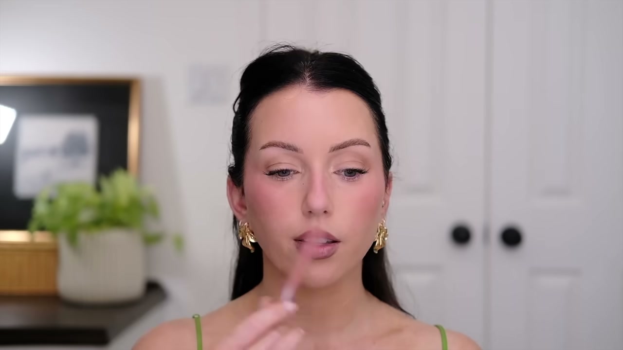 @taylorwynn reviewing L'Oreal Paris Blur Filler Blurring Lip Contour at 29:55 in a YouTube Shorts video