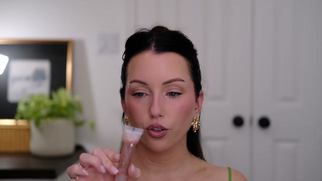@taylorwynn reviewing Lancôme Juicy Tubes Original at 29:03 in a YouTube Shorts video