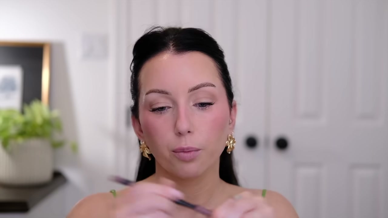 @taylorwynn reviewing Maybelline Color Sensational Shaping Lip Liner at 27:18 in a YouTube Shorts video