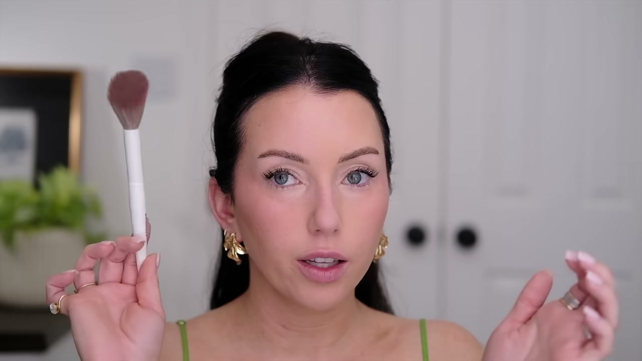 @taylorwynn reviewing Morphe M201 Brush at 22:20 in a YouTube Shorts video