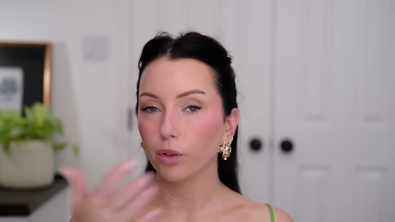 @taylorwynn reviewing One/Size Setting Spray at 25:42 in a YouTube Shorts video