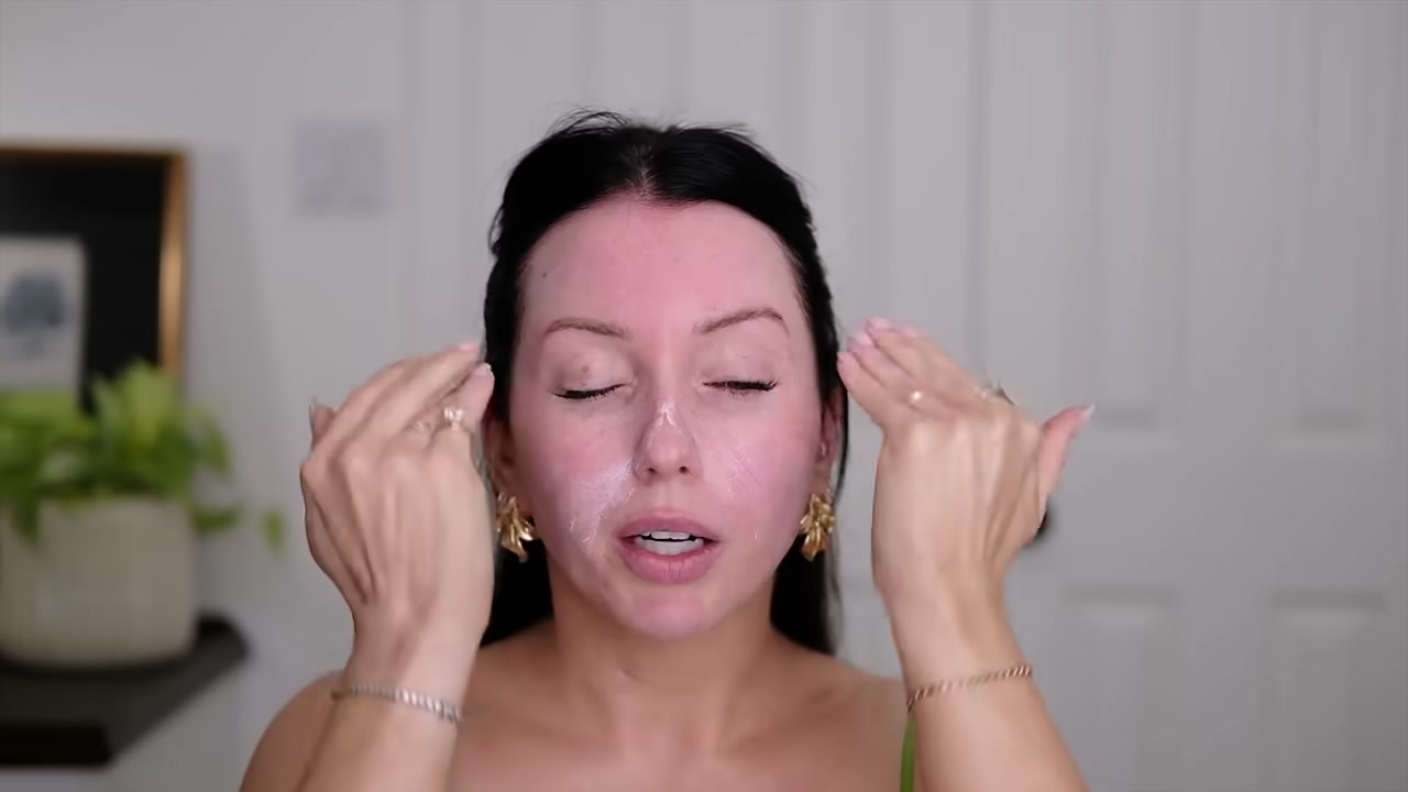 @taylorwynn reviewing Sun Bum Editor Hydro Booster SPF at 04:21 in a YouTube Shorts video