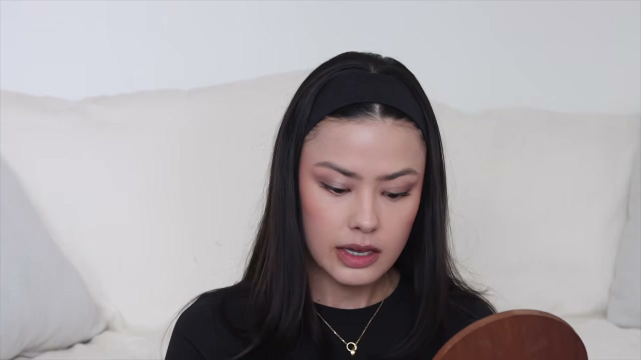 @thebeautybreakdown reviewing CHANEL Poudre Universelle Libre Natural Finish Loose Powder at 11:20 in a YouTube Shorts video