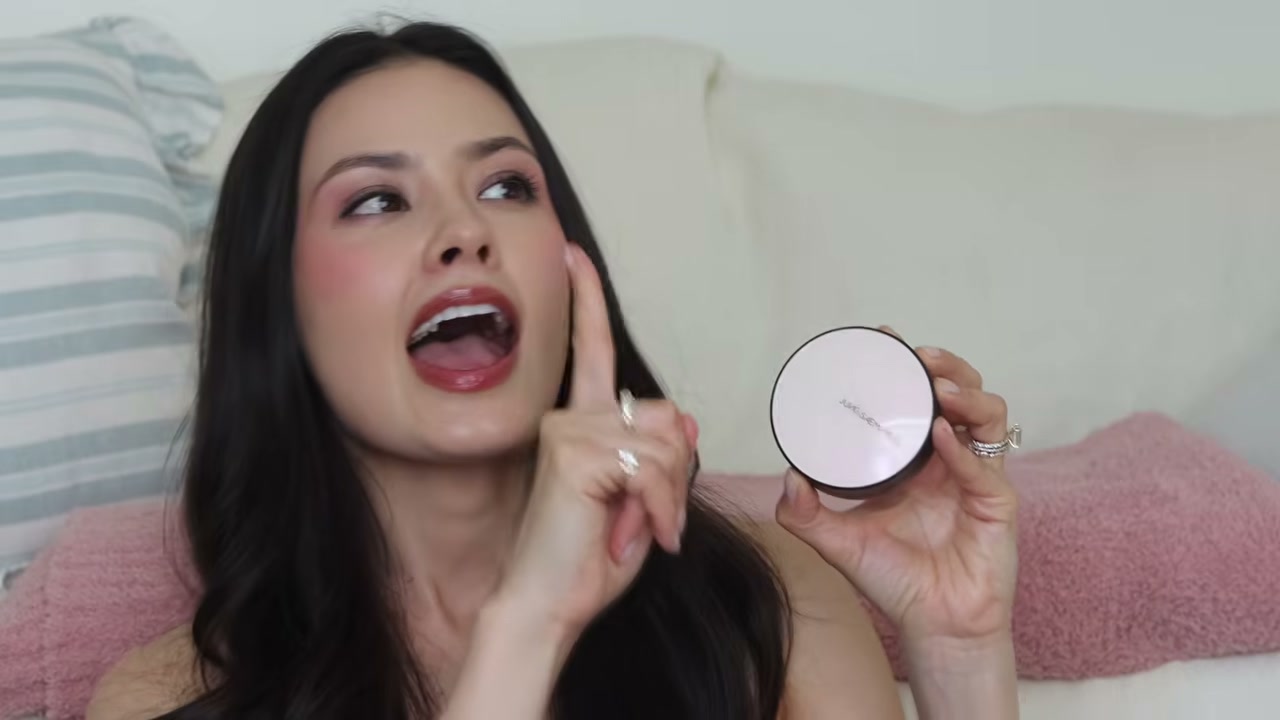 @thebeautybreakdown reviewing JUNGSAEMMOOL Essential Skin Nuder Cushion at 06:27 in a YouTube Shorts video