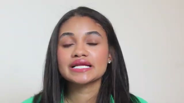 @thecleanbeautycode reviewing amika Flash Instant Shine Mask at 06:45 in a YouTube Shorts video