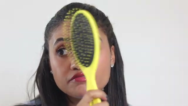@thecleanbeautycode reviewing Drybar Lemon Detangler Brush at 12:54 in a YouTube Shorts video