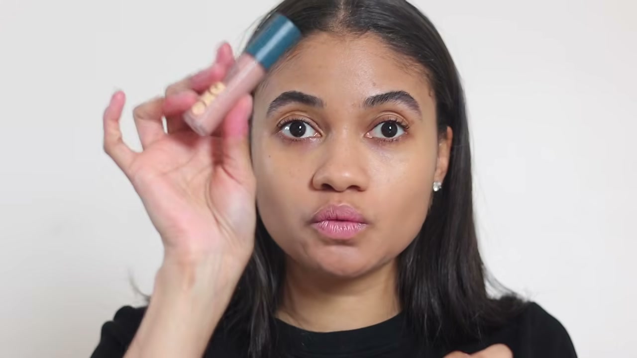 @thecleanbeautycode reviewing Exa Beauty Color Corrector at 05:25 in a YouTube Shorts video