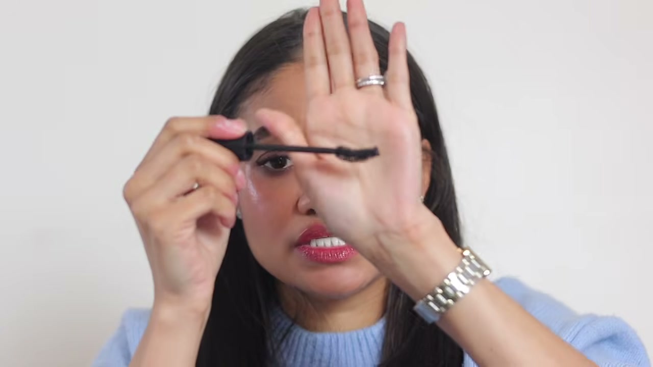 @thecleanbeautycode reviewing Jones Road Beauty Mascara at 07:46 in a YouTube Shorts video