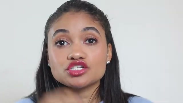 @thecleanbeautycode reviewing Jupiter Scalp Brush at 01:17 in a YouTube Shorts video