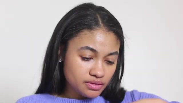 @thecleanbeautycode reviewing Real Techniques Everything Cream Brush at 01:53 in a YouTube Shorts video