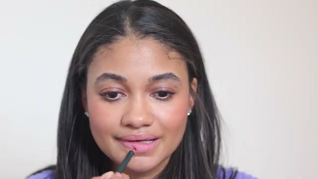 @thecleanbeautycode reviewing SOSHE Beauty Lip Liner at 29:15 in a YouTube Shorts video