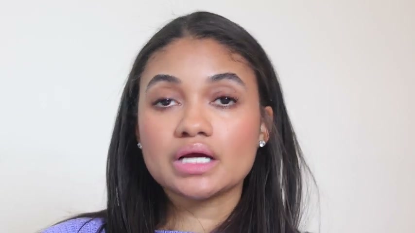@thecleanbeautycode reviewing SOSHE Beauty Peptide Lip Glow at 28:03 in a YouTube Shorts video