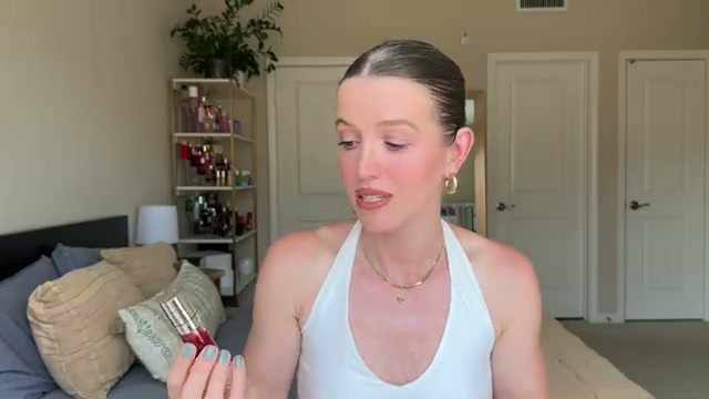 @theelenakoira reviewing Clarins Comfort Lip Oil at 24:00 in a YouTube Shorts video