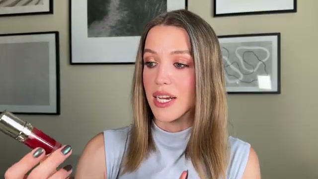 @theelenakoira reviewing Clarins Lip Comfort Oil at 18:55 in a YouTube Shorts video