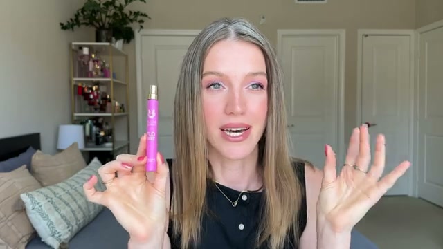 @theelenakoira reviewing Ellis Brooklyn Floris at 21:51 in a YouTube Shorts video