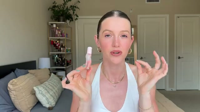 @theelenakoira reviewing Gisou Honey Infused Lip Oil at 20:13 in a YouTube Shorts video