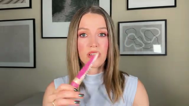 @theelenakoira reviewing INNBEAUTY PROJECT Face Glaze at 01:33 in a YouTube Shorts video