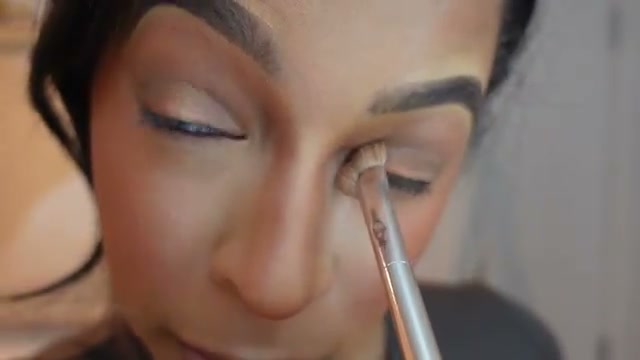 @thekylesisters reviewing Huda Beauty Setting Powder at 34:31 in a YouTube Shorts video
