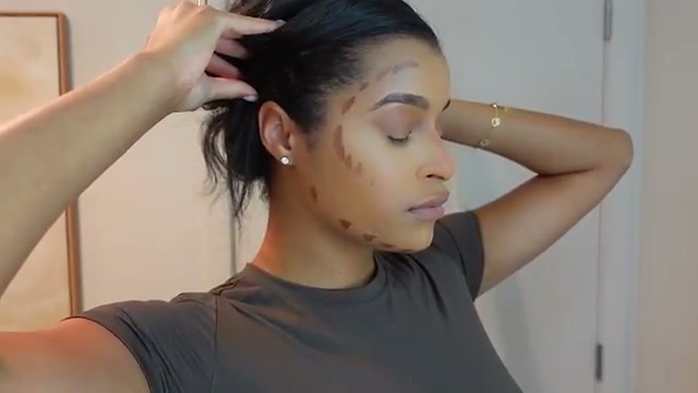 @thekylesisters reviewing Sephora Collection Blending Brush at 26:01 in a YouTube Shorts video