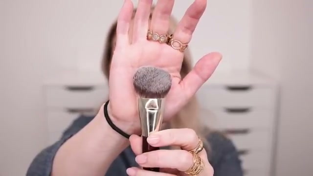 109 Mini Contoured Foundation Brush