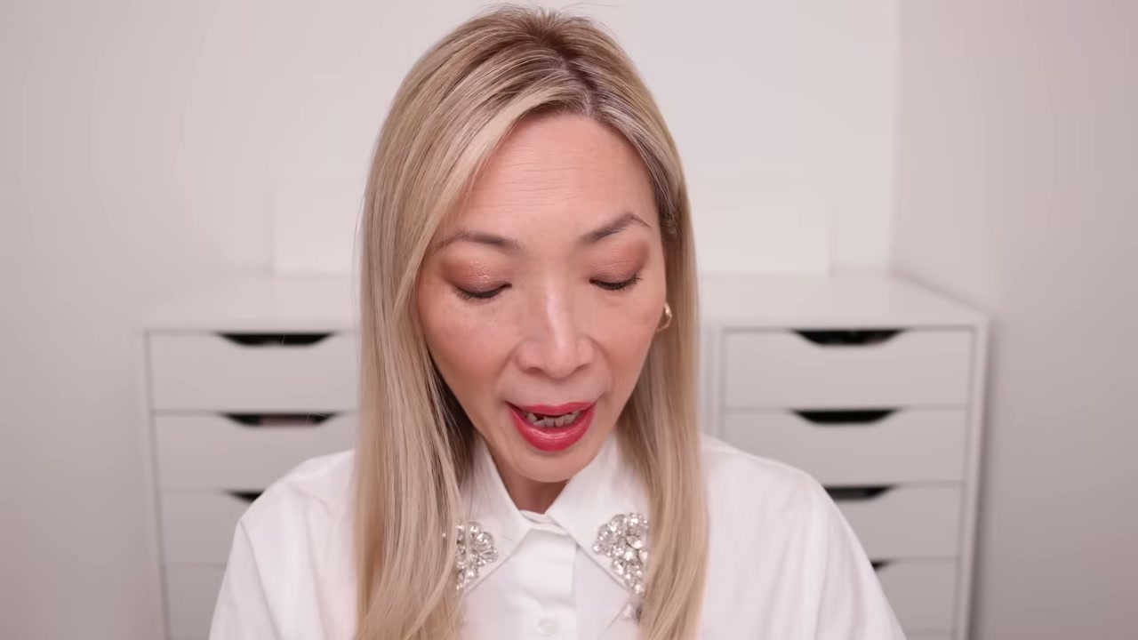 @themichelewang reviewing Lisa Eldridge Elevated Glow Highlighter at 19:16 in a YouTube Shorts video