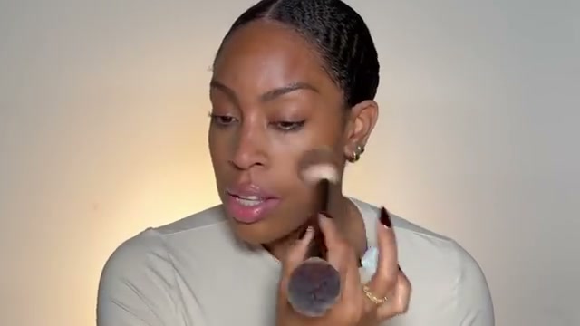 @tiffanylumpkintv reviewing Fenty Beauty Bronzer at 07:56 in a YouTube Shorts video