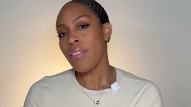 @tiffanylumpkintv reviewing Maybelline Lifter Lip Liner at 10:28 in a YouTube Shorts video