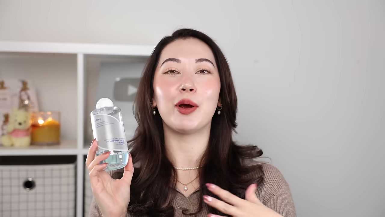 @tinatanakaharris reviewing Isntree Ultra-Low Molecular Hyaluronic Acid Toner at 09:33 in a YouTube Shorts video
