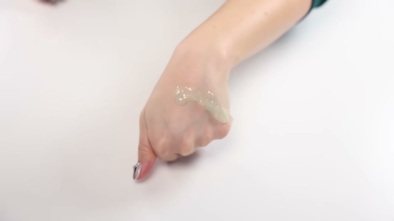 @tinatanakaharris reviewing Tage Cica-Tree Water Jelly Sun Serum at 02:25 in a YouTube Shorts video