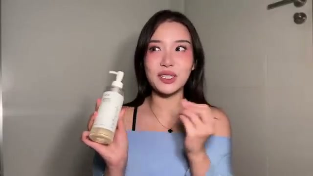 @tonisia reviewing Anua Heartleaf Pore Control Cleansing Oil at 08:30 in a YouTube Shorts video
