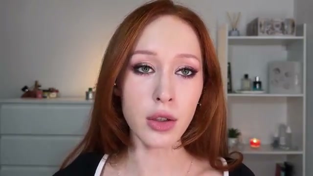 @val_foche reviewing Hyntoor Mirror Lip Gloss at 10:38 in a YouTube Shorts video