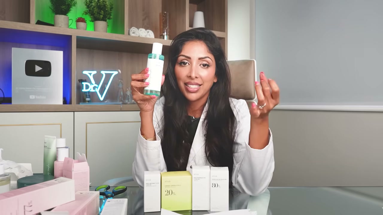 @vanitarattan reviewing Anua BHA 2% Exfoliating Toner at 07:20 in a YouTube Shorts video