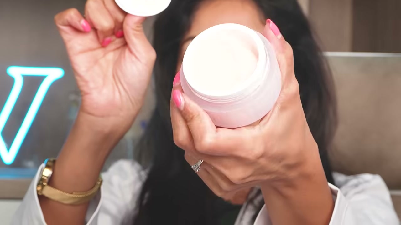 @vanitarattan reviewing Anua Peach 77 Niacin Enriched Cream at 03:04 in a YouTube Shorts video