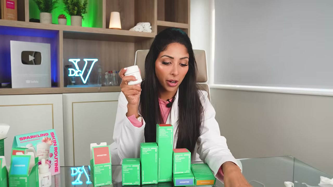 @vanitarattan reviewing innisfree Black Tea Youth Enhancing Cream at 20:24 in a YouTube Shorts video