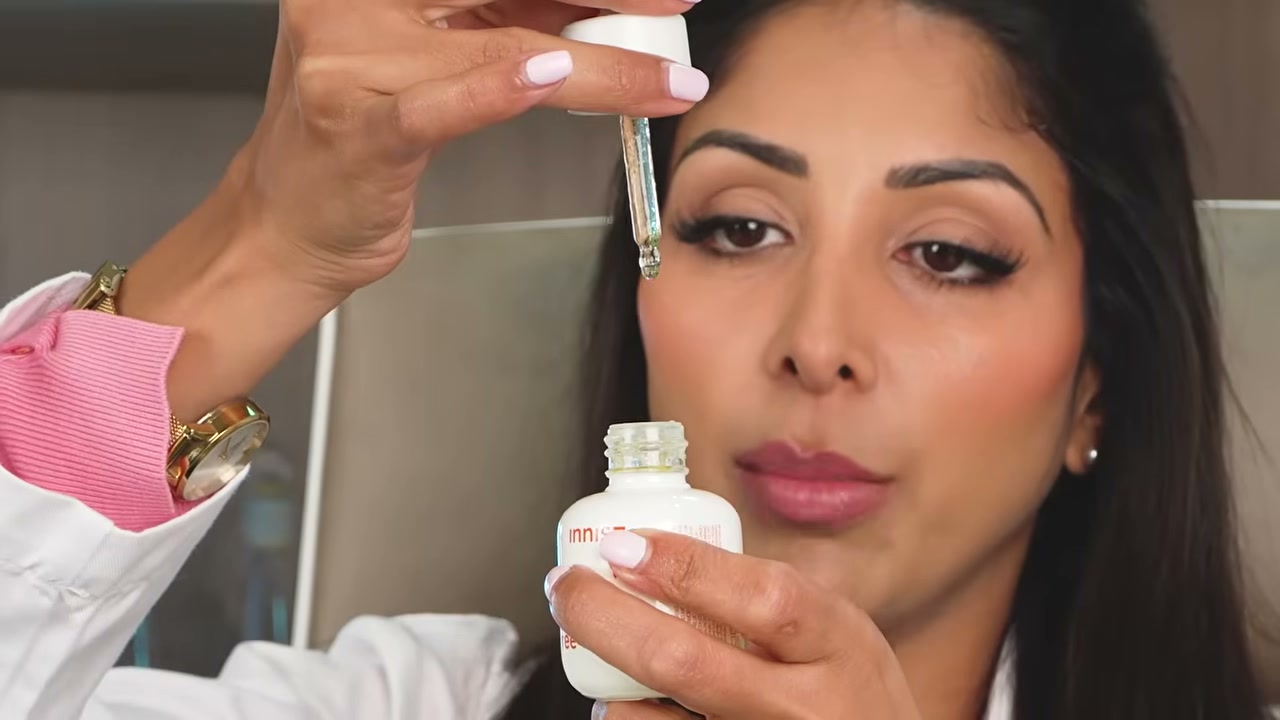 @vanitarattan reviewing innisfree Green Tea Enzyme Vitamin C Brightening Serum at 27:10 in a YouTube Shorts video