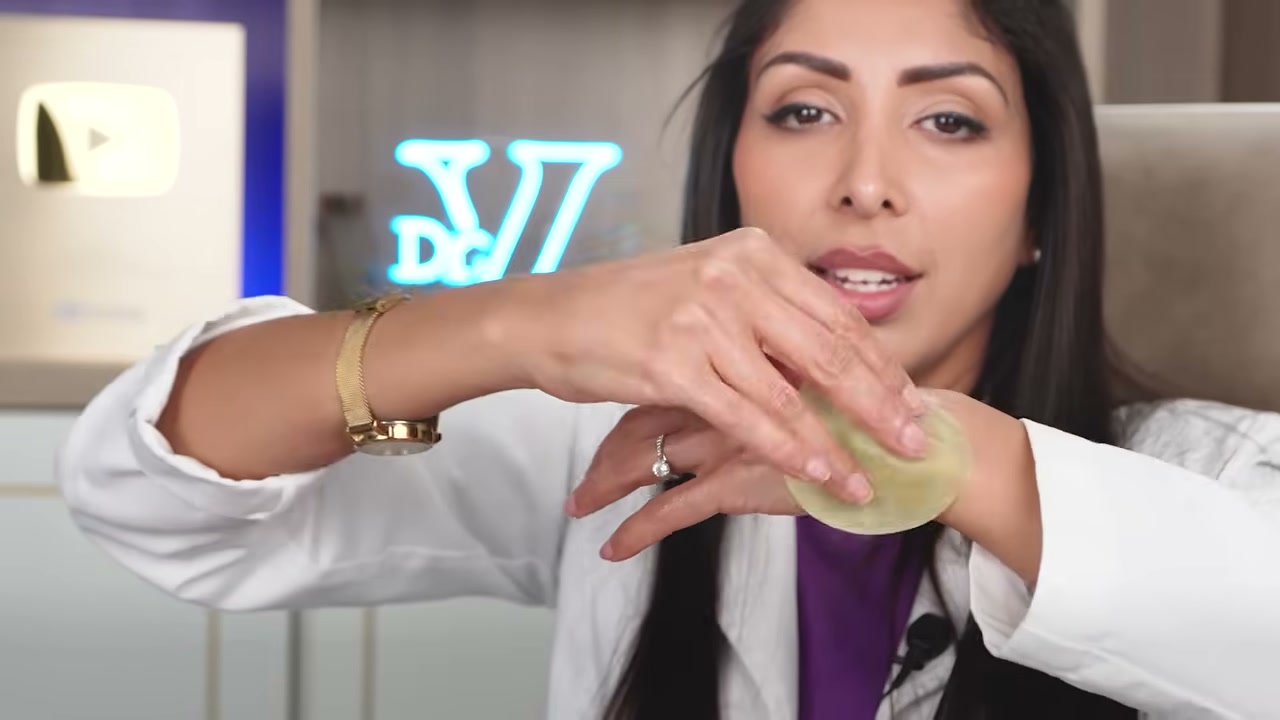 @vanitarattan reviewing numbuzin No 1 Centella Relief Green Toner Pad at 11:06 in a YouTube Shorts video