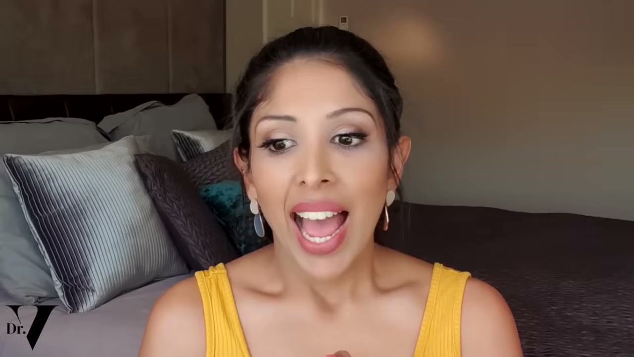 @vanitarattan reviewing The Body Shop Vitamin E Moisture Cream at 21:19 in a YouTube Shorts video